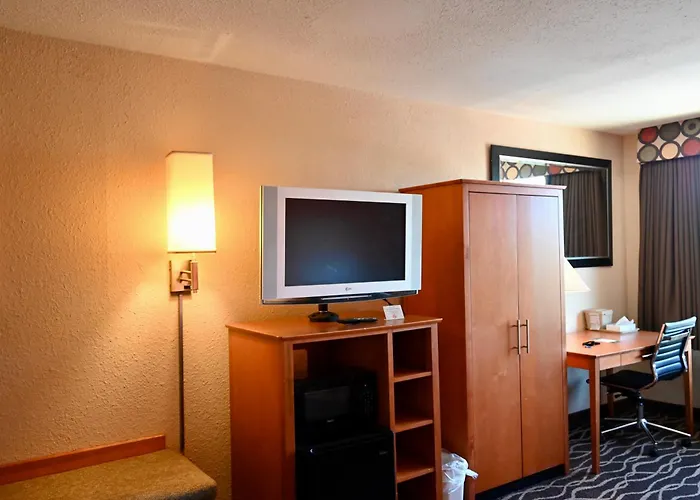 Quality Inn & Suites I-35 Near Frost Bank Center